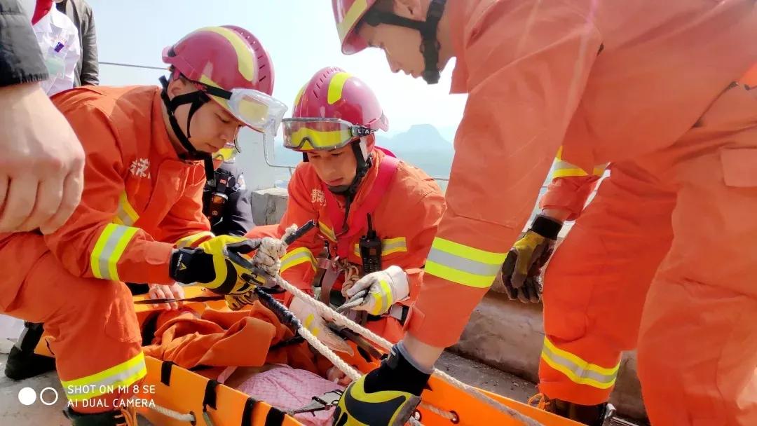 报告文学六：火焰蓝，盛开英雄之花——记贵港消防“全国青年岗位能手”王浩