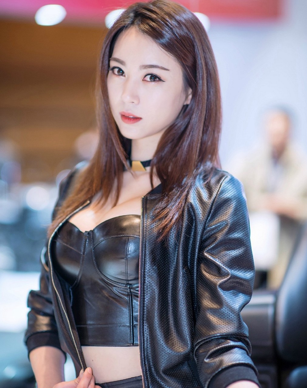 韩国车模界惊现翻版泫雅，化身最美车模，身材更是十分诱人