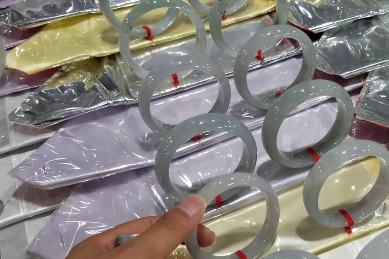 缅甸翡翠摆摊记,缅甸淘翠直播间手镯