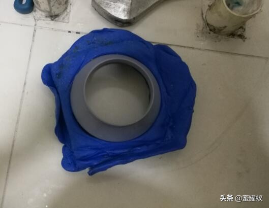 智能马桶座圈和马桶缝隙漏水,冲马桶时马桶与地面漏水怎么办