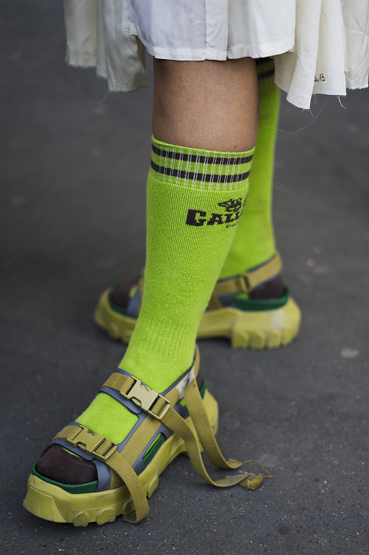 中长筒袜怎么搭才好看女,中长款袜日常搭配夏天