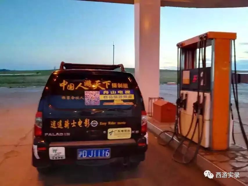 这女孩看到俄罗斯帅哥搭车，逼我停车，否则跳车