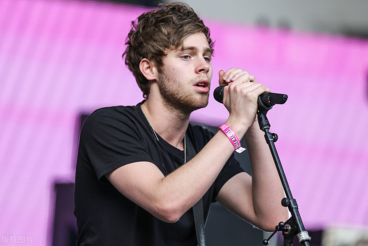 澳大利亚男歌手跟越美混血女星求婚成功