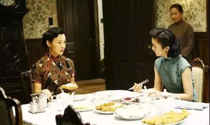 令人惊艳的旗袍服装,旗袍是中国女性的传统服装