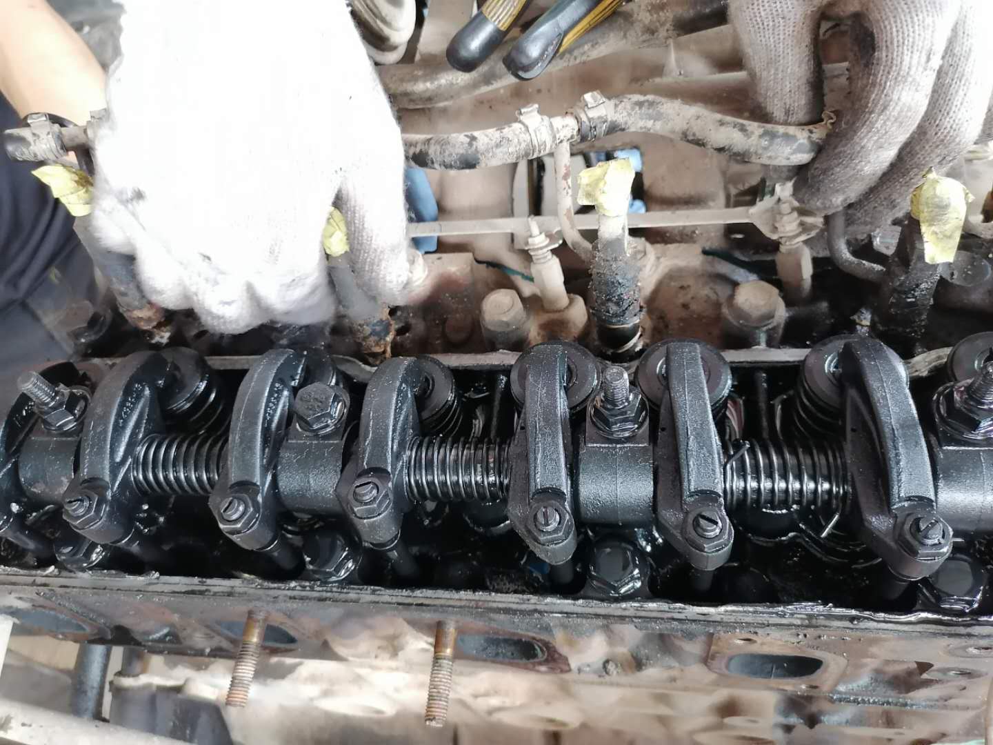 发动机冒白烟蓝烟烧机油,尾气大量冒蓝烟要不要大修发动机