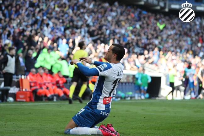 球迷疯狂庆祝武磊进巴萨视频,武磊让球迷陷入疯狂赛场