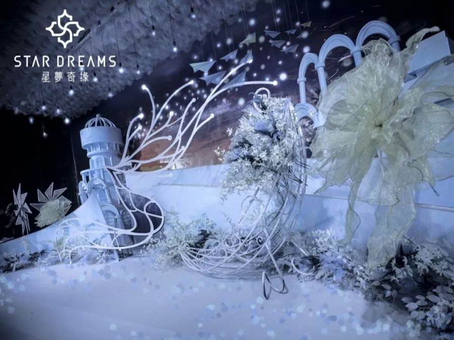 把深海的蔚蓝和小鹿眼里的星辰，都揉进了这场婚礼