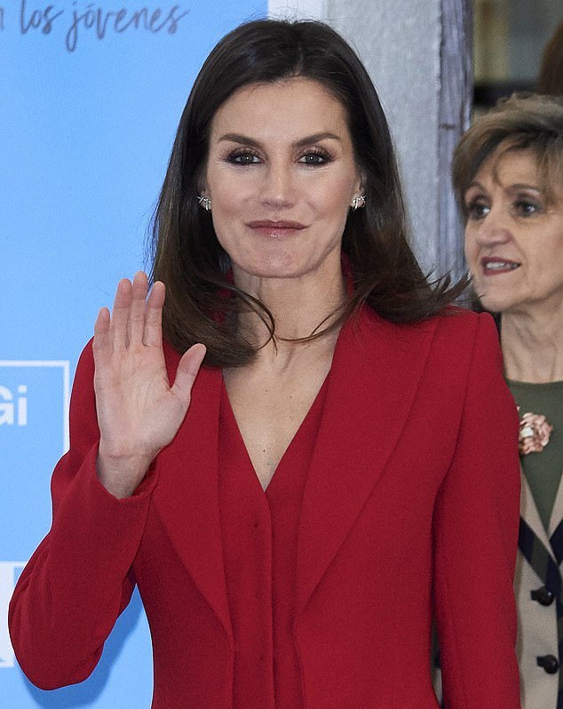 西班牙王后的红色礼服,西班牙王后惊艳中国风