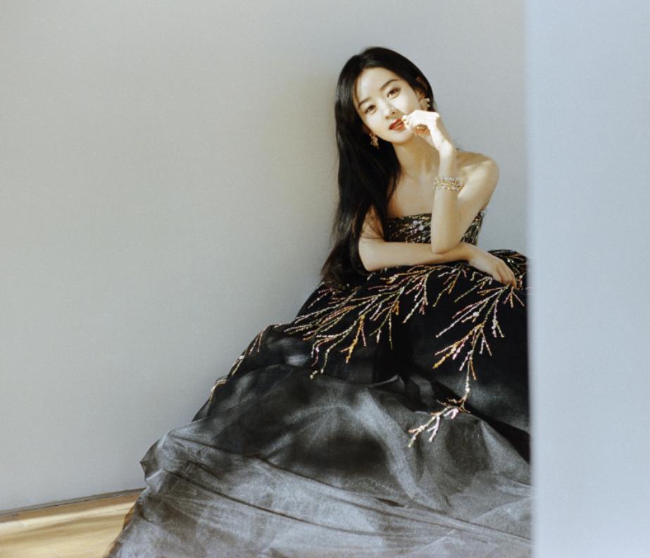 赵丽颖一袭金色星光渐变裙出镜,赵丽颖穿白色裙子亮相代言