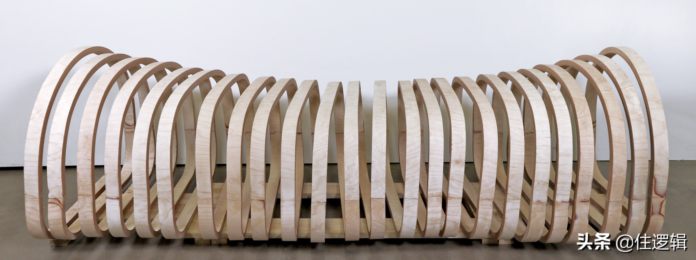 全球设计事件|LV绿了、北京机场方案火了、椅子变身“棺材”...