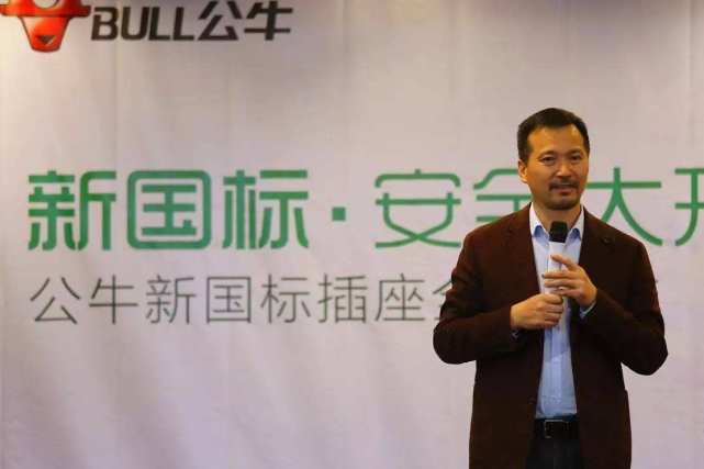 这俩人疫情期间赚疯了，一个卖猪肉赚了千亿，一个卖排插赚了千亿