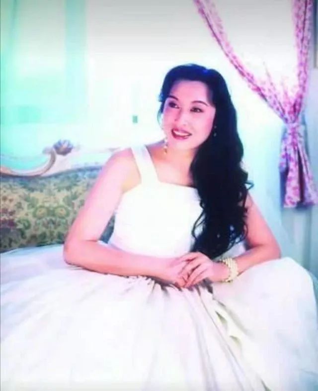 张克莎变性成功后嫁给富商,比金星还漂亮的变性女