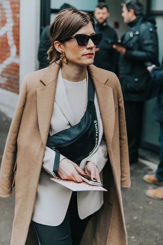 大衣配背包好看吗,大衣配短款包包显个高