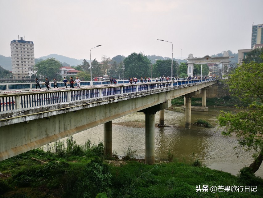 两个广东女孩越南自由行，老街逛超市发现方便面只要6毛，真便宜