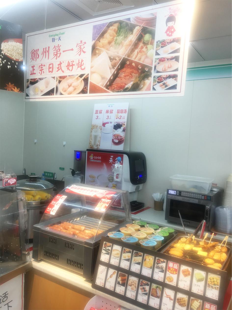 特写|郑州便利店上演“贴身战”，鲜食成各家的“头号*器武**”