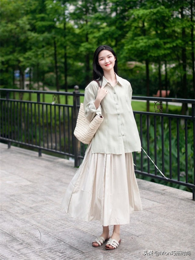 米色休闲半身裙怎么搭配上衣,夏日米色半身裙怎么搭配上衣