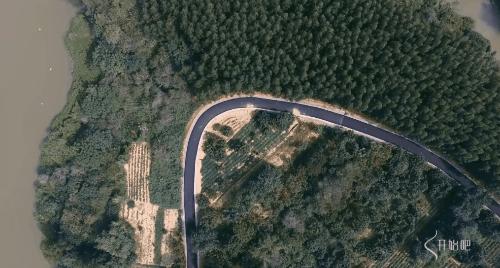 夫妻深山打造500万别墅,90后夫妻隐居山林自建小屋