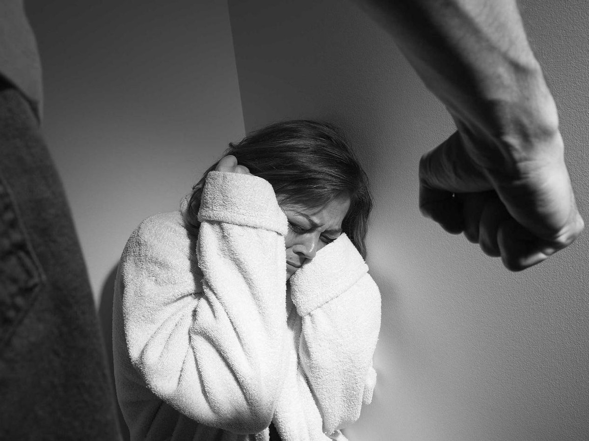 最残忍的家暴男，用烧红的铁锤，烫伤妻子乳房和*体下**！