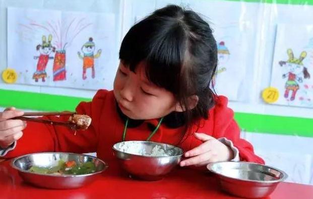 宝宝多大就能和大人吃一样的饭了,宝宝多大就能和大人一起吃饭了