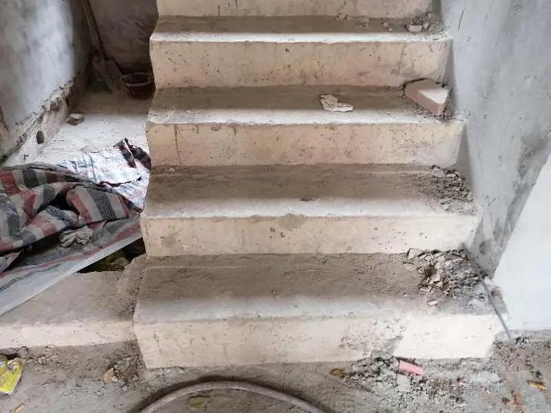 惊呆，90多袋水泥都是假的？混凝土块用手一掰就断，这房谁还敢住