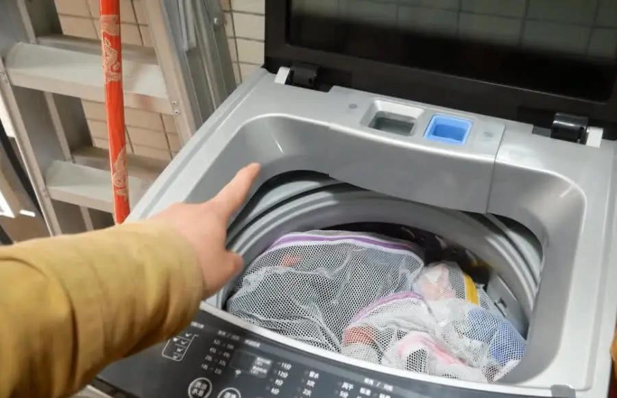 衣服洗完粘毛毛怎么去除,衣服染上脏毛怎样去除