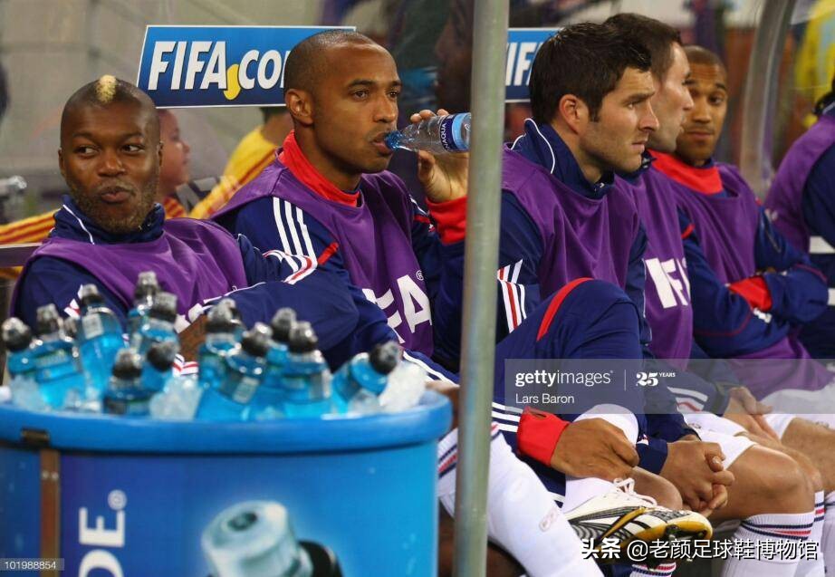 枪王加盟巴萨如愿获得欧冠，生涯唯一污点用手将法国队拍进世界杯