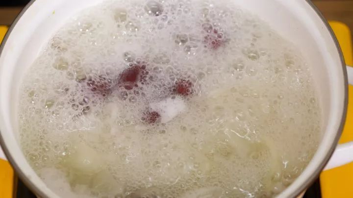 水嫩桃胶银耳露做法,美容养颜桃胶西米露