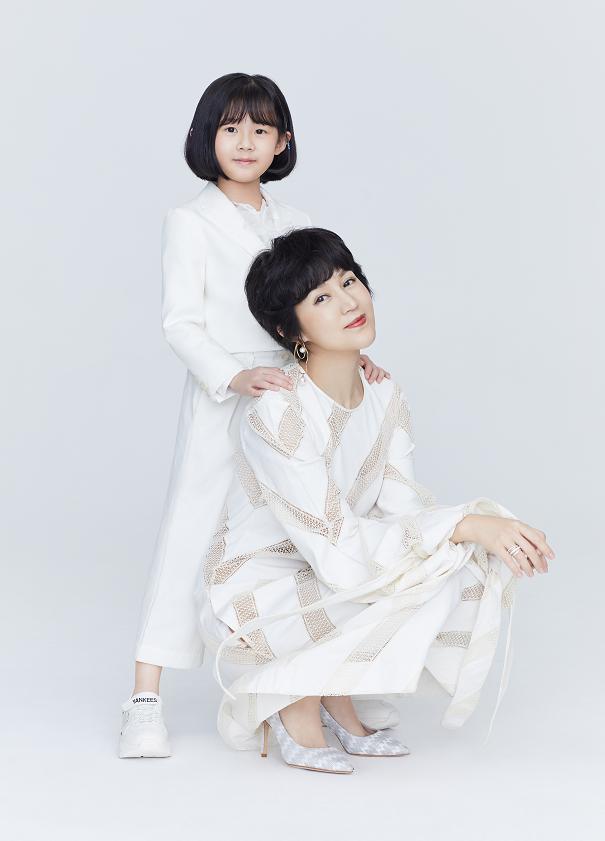 鲍蕾陆毅贝儿写真,鲍蕾母女照片