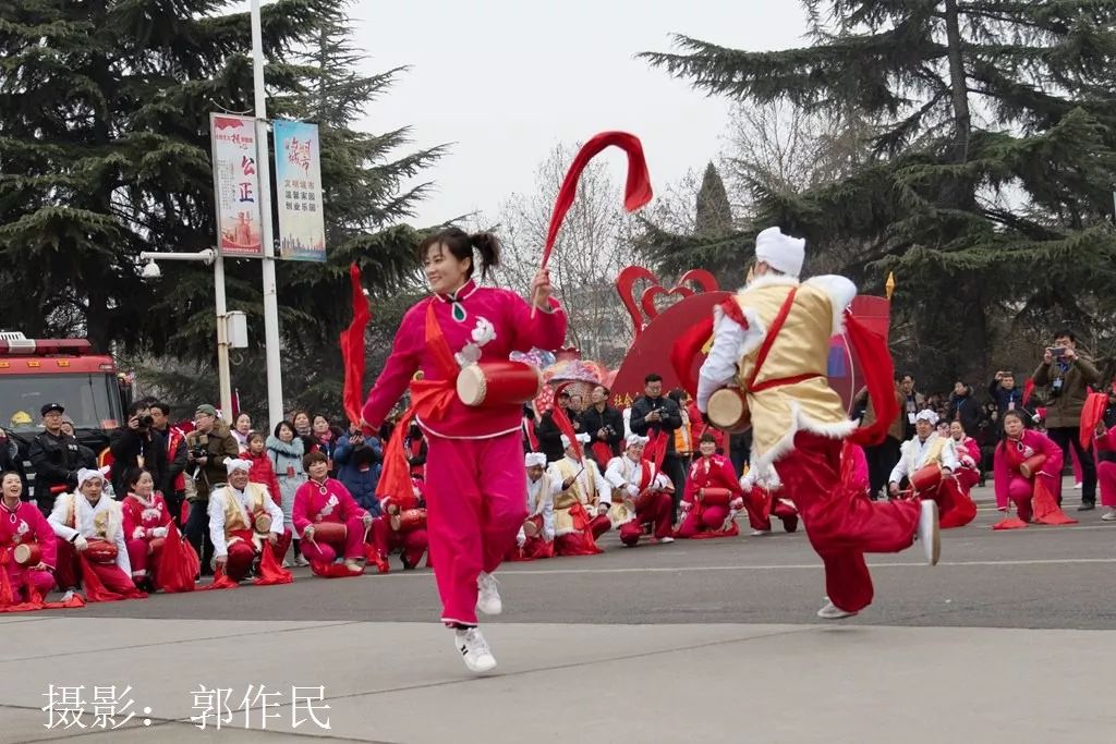 城关镇社火表演安塞腰鼓,社火打腰鼓