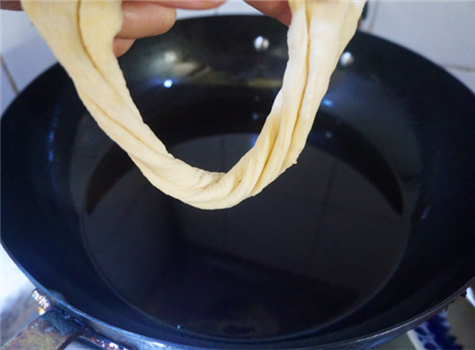 不用酵母也能炸出松软酥脆的油条,怎么用发酵粉炸出酥脆的油条