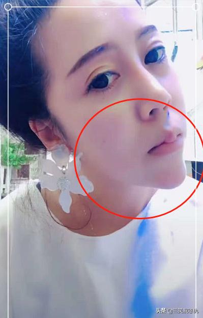 “瓜子脸”小姐姐挑战“嘟嘟唇珠”,当看到嘴巴那刻,开特效了