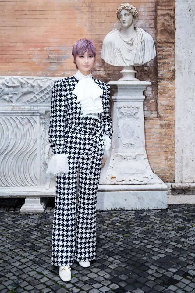 李宇春白裤子黑西装,过膝长筒皮靴李宇春