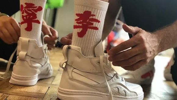 李宁老了和年轻对比,2019年李宁如何变为国潮