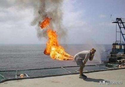 4岁哥哥让弟弟亲屁股！妈妈的处理方式，心理专家也为她点赞