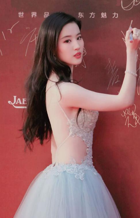 泫雅蓝色抹胸裙,泫雅最新造型图片