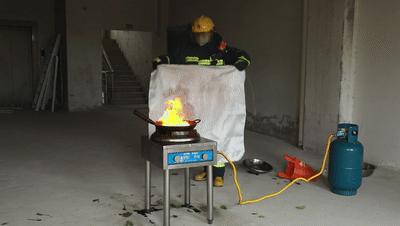 油锅起火倒凉油正确吗,油锅起火倒入凉油会怎样