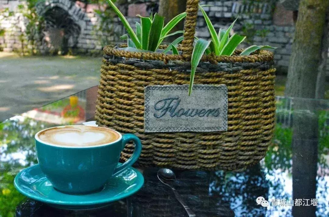 拒绝“人从众”！这个国庆必须到都江堰耍个“懒”，老街茶房、泥塑木作、古园书屋，快来享受你的小闲趣~