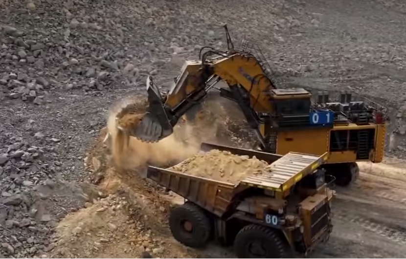 700吨“国之重器”液压挖掘机，一铲斗能挖60吨煤！全球仅4国能造