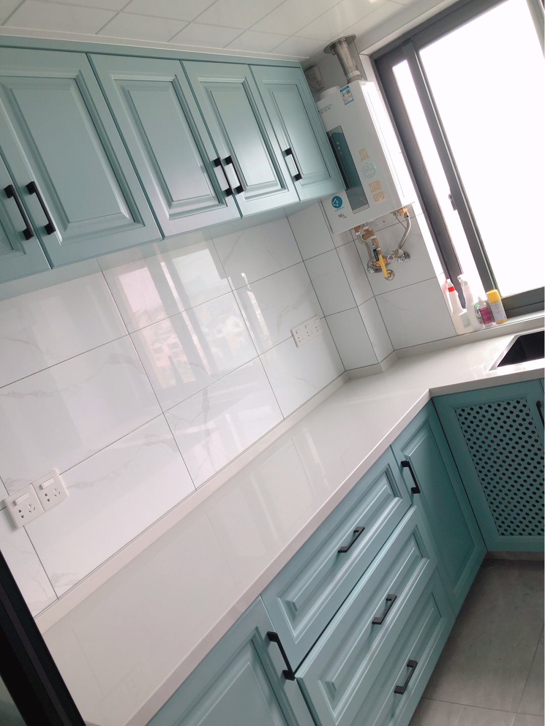 打扫干净准备通风去甲醛，窗帘还是纯色好看，厨房蓝色柜最为漂亮