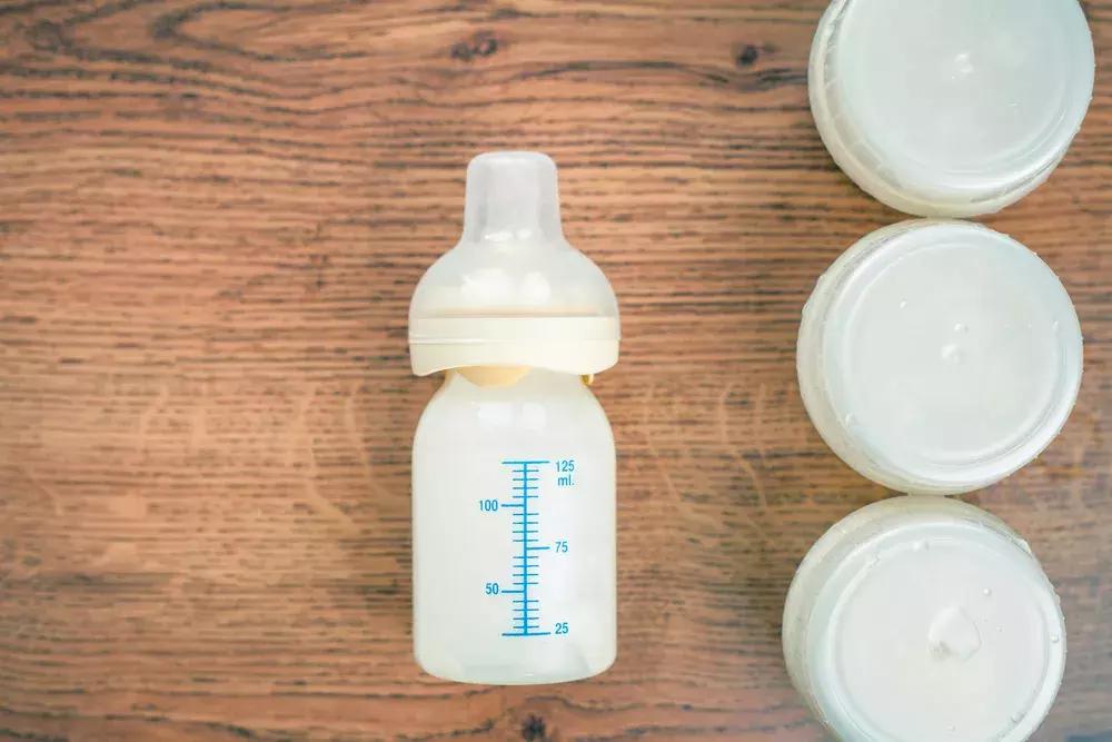 宝宝喂奶拍嗝正确姿势,竖抱婴儿拍嗝正确方法