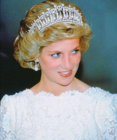 威廉哈里王子揭开戴安娜雕像,戴安娜王妃雕像威廉