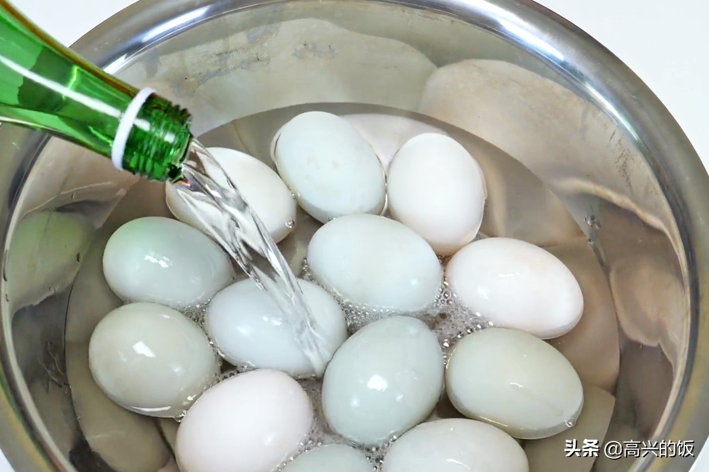 怎么腌咸鸭蛋简单又冒油,用超简单的方法腌制流油咸鸭蛋