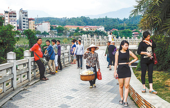越南游客来中国怎么这么多,去越南旅游的中国游客买买买