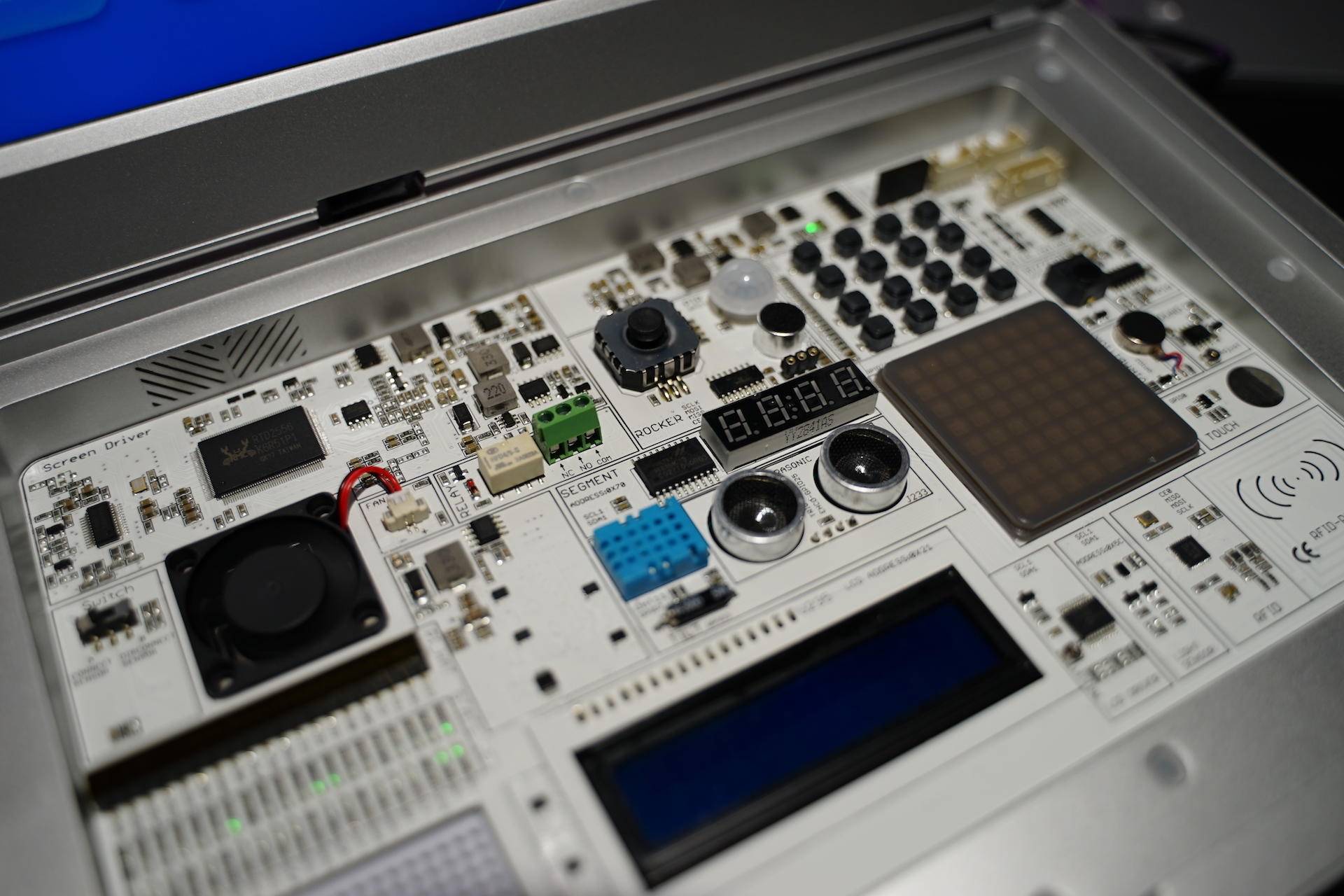 软硬件结合,内置教程浅学易懂,程序员爸爸体验壳乐派编程学习机