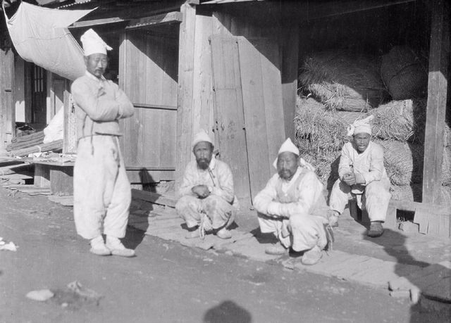 日本统治下的朝鲜老照片：百姓面无喜色，妇女露乳装被取消