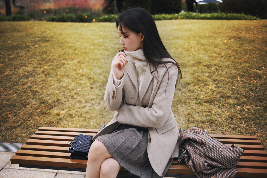 羊毛大衣搭配连帽针织衫,羊毛大衣小韩风穿搭