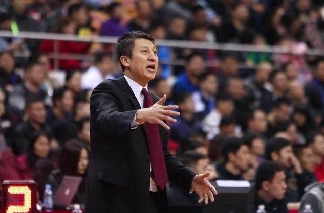 重回辽篮主场郭士强很激动连续4次凝望1处地方