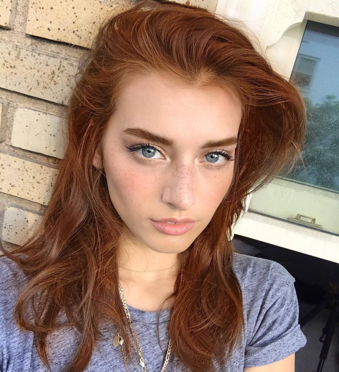 40岁女人脸上的斑怎么办？遮住它还不如转化为优势，拥有混血感！