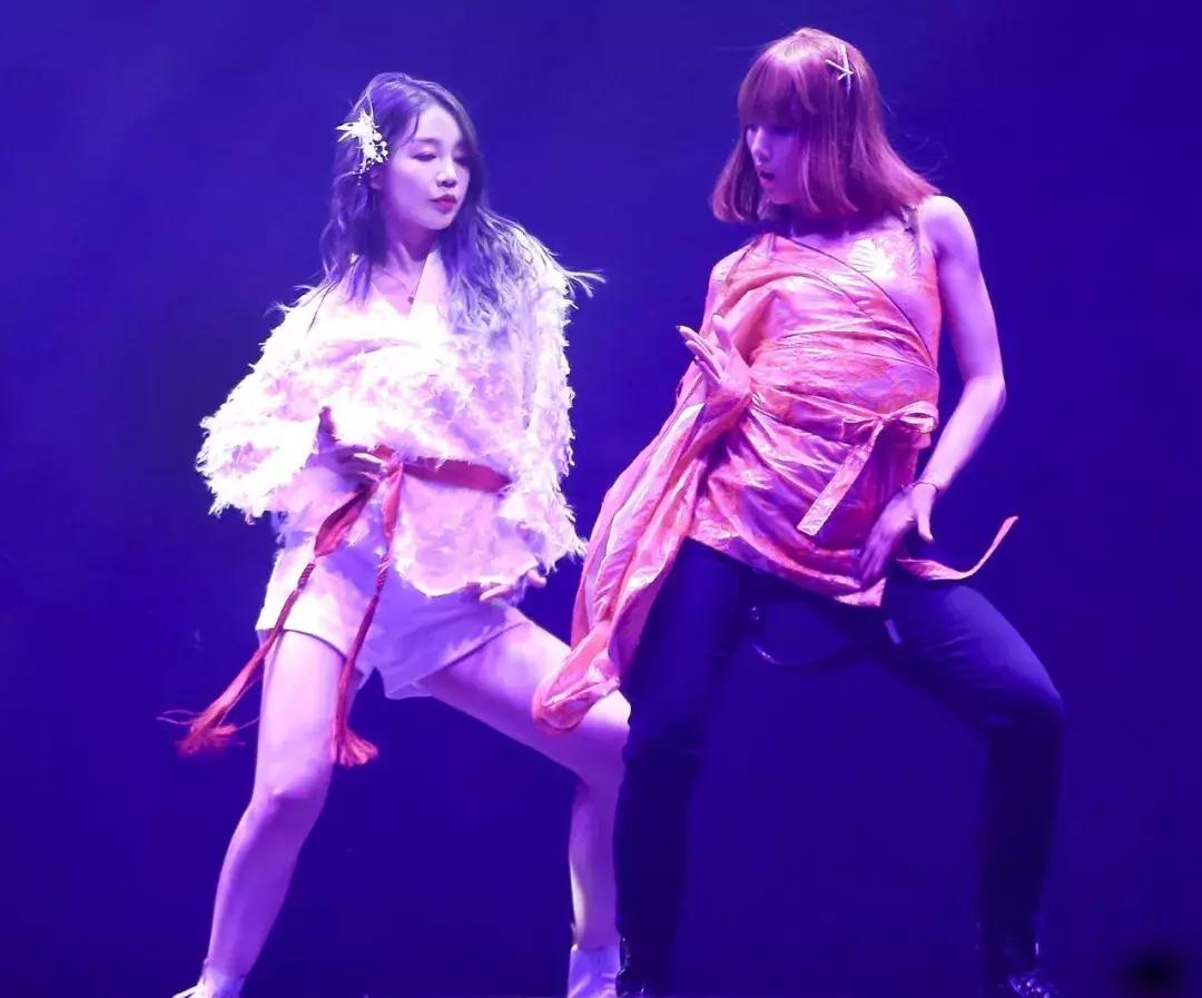 火箭少女炸裂舞台,火箭少女出道夜首秀