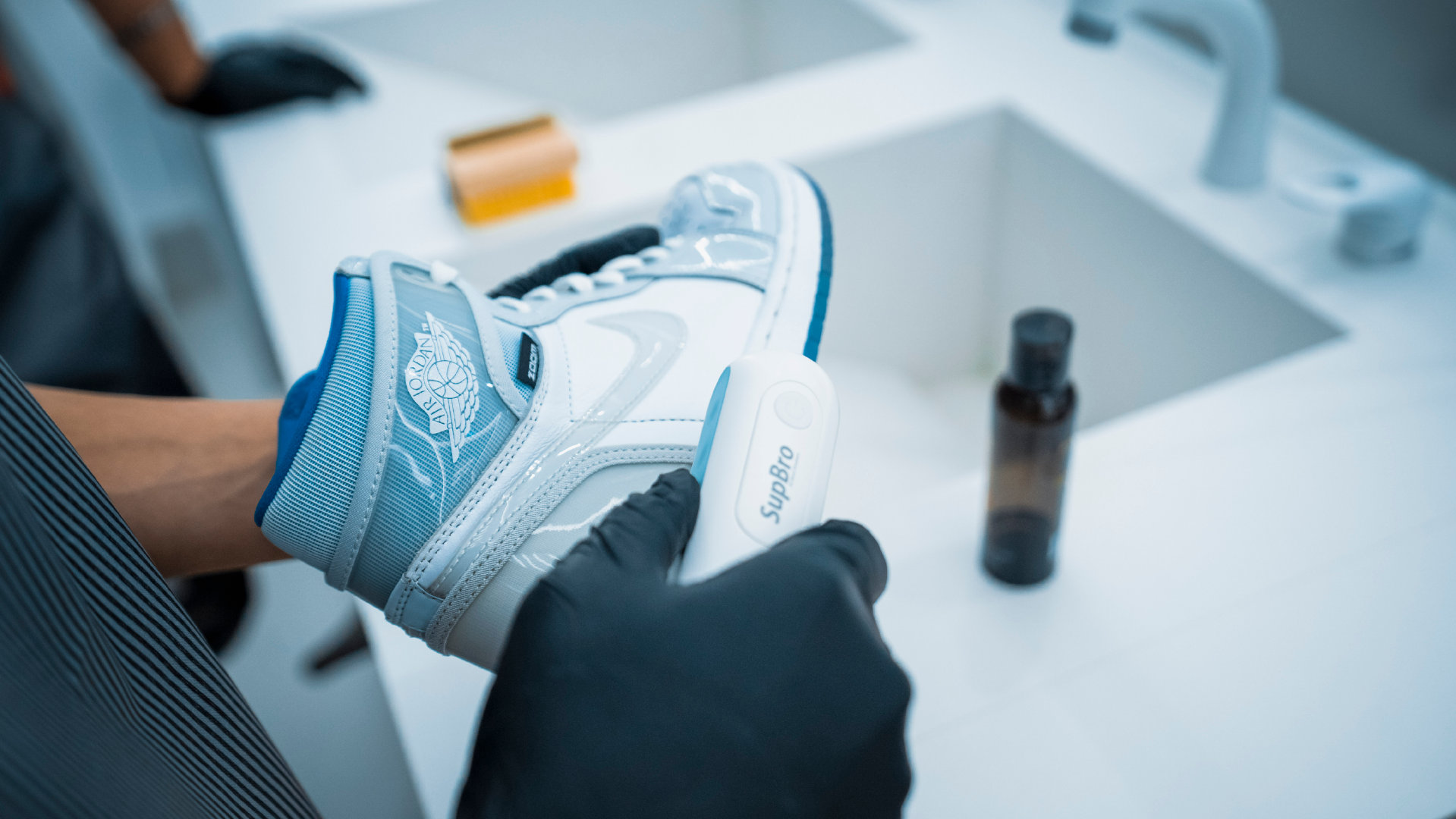 又快又好的科幻风酷炫洗鞋体验，全新门店成潮人聚集地